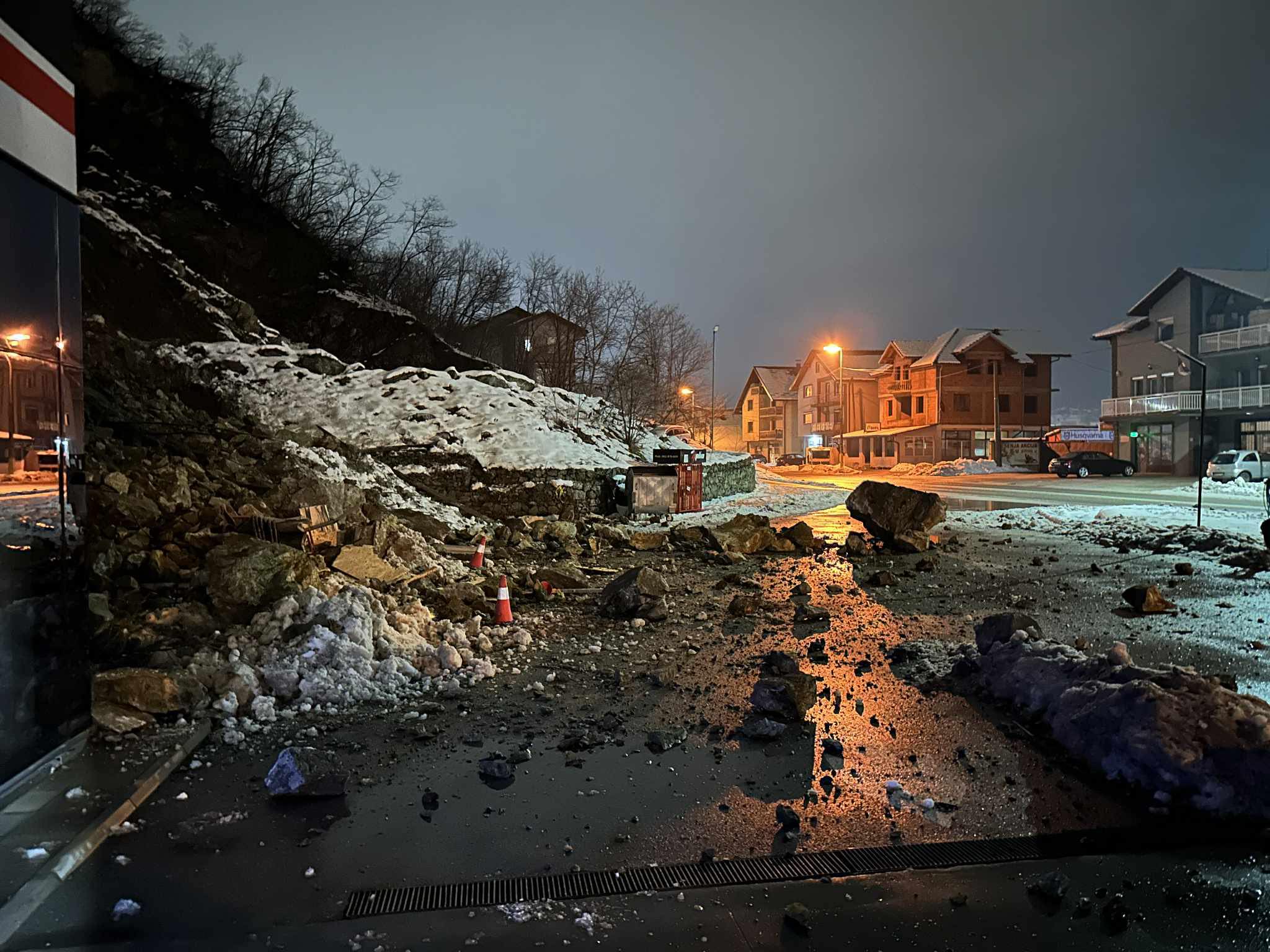 Odron pored magistralnog puta u Karakaju, ogromna materijalna šteta, srećom bez povrijeđenih lica (FOTO)