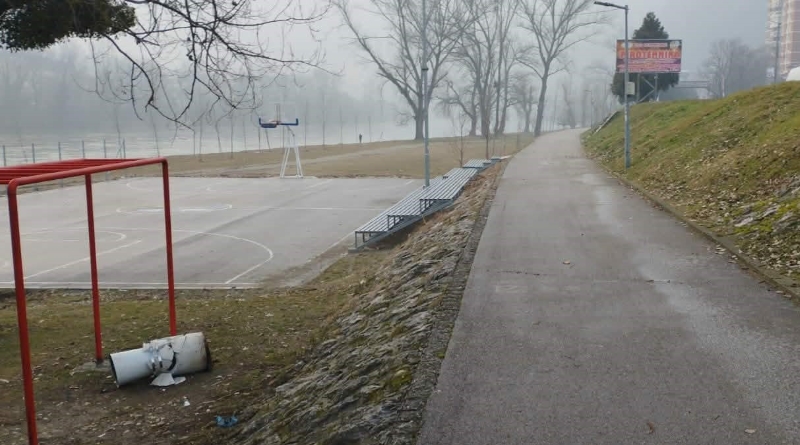 
Vandalizam u Zvorniku: Oštećena javna imovina na gradskoj plaži (FOTO)