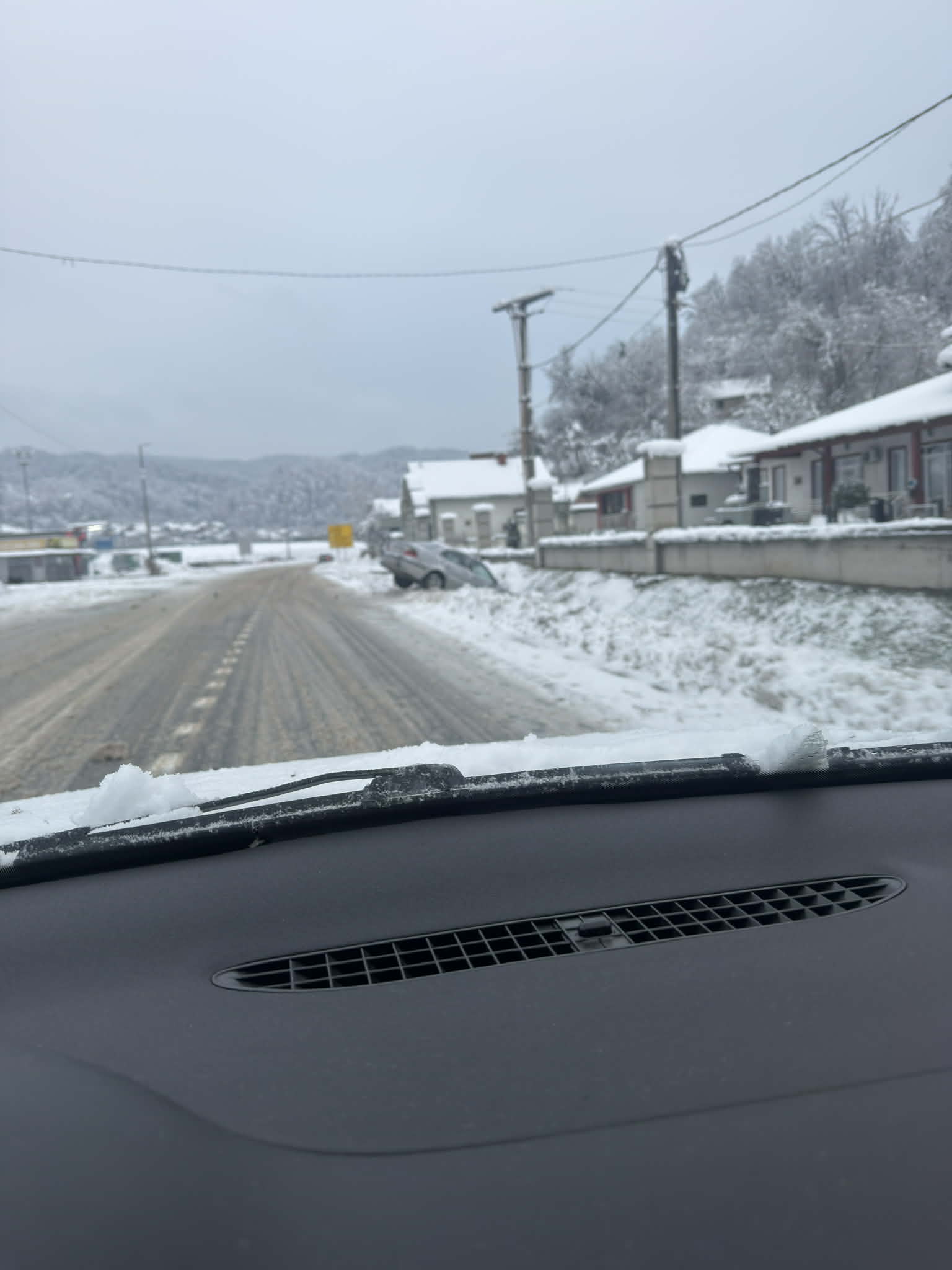 Automobil sletio s puta u kanal pored pravoslavne crkve u Karakaju (FOTO)