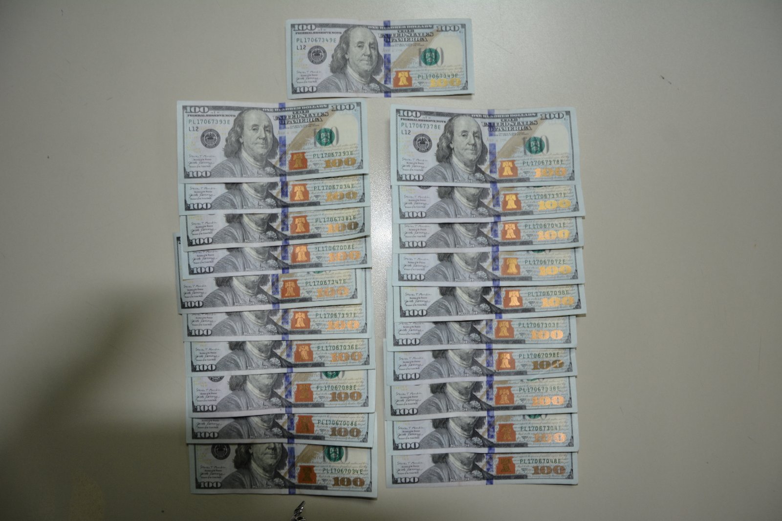 Rasvijetljen slučaj lažnih dolara u Podrinju: Uhvaćene dvije osobe iz Srbije (FOTO)