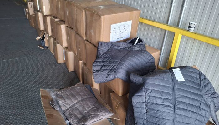 Carinici UINO BiH oduzeli više 600 komada muških jakni (FOTO)