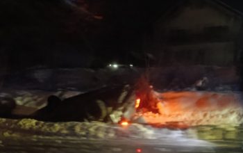 Automobil završio na krovu u kanalu pored magistralnog puta Zvornik - Tuzla u Glumini (FOTO)