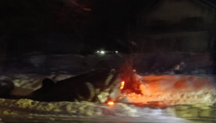 Automobil završio na krovu u kanalu pored magistralnog puta Zvornik – Tuzla u Glumini (FOTO)