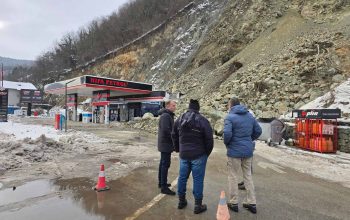 Gradonačelnik Bojan Ivanović na terenu u Meterizama: Nastavljeno obrušavanje kamena kod benzinske pumpe, poziv nadležnim odgovornim institucijama za problem odrona