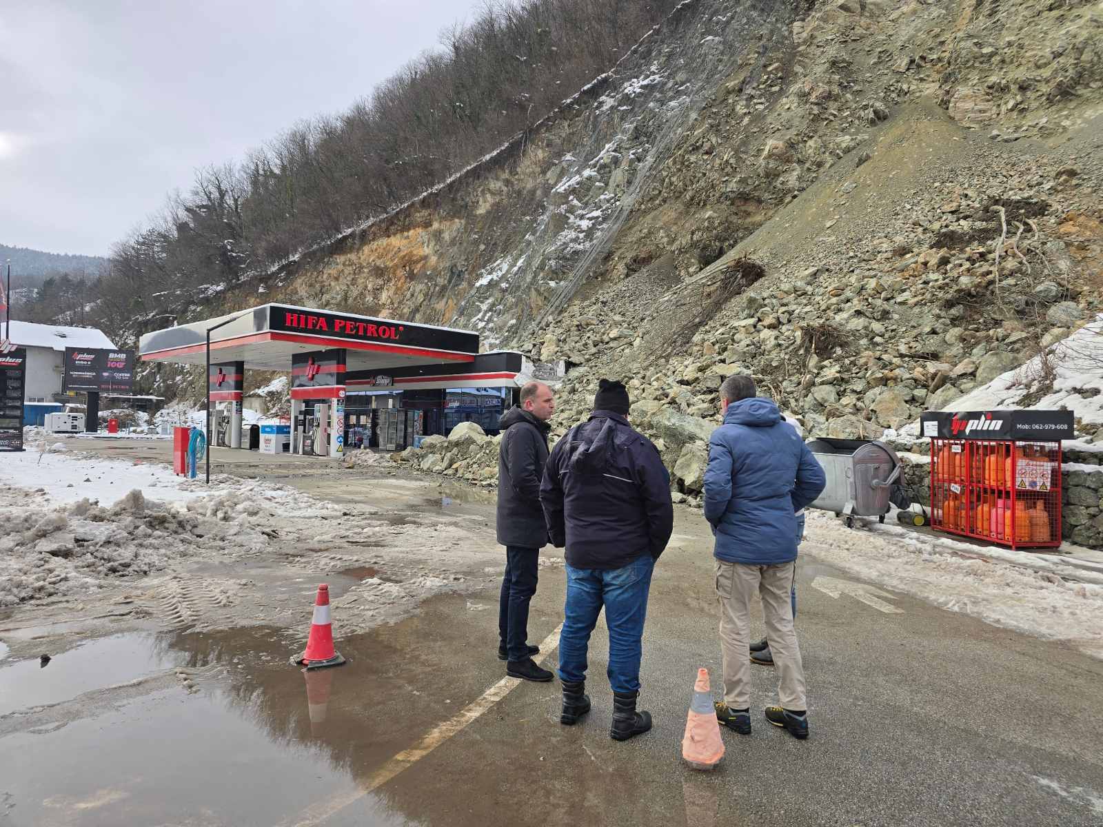 Gradonačelnik Bojan Ivanović na terenu u Meterizama: Nastavljeno obrušavanje kamena kod benzinske pumpe, poziv nadležnim odgovornim institucijama za problem odrona