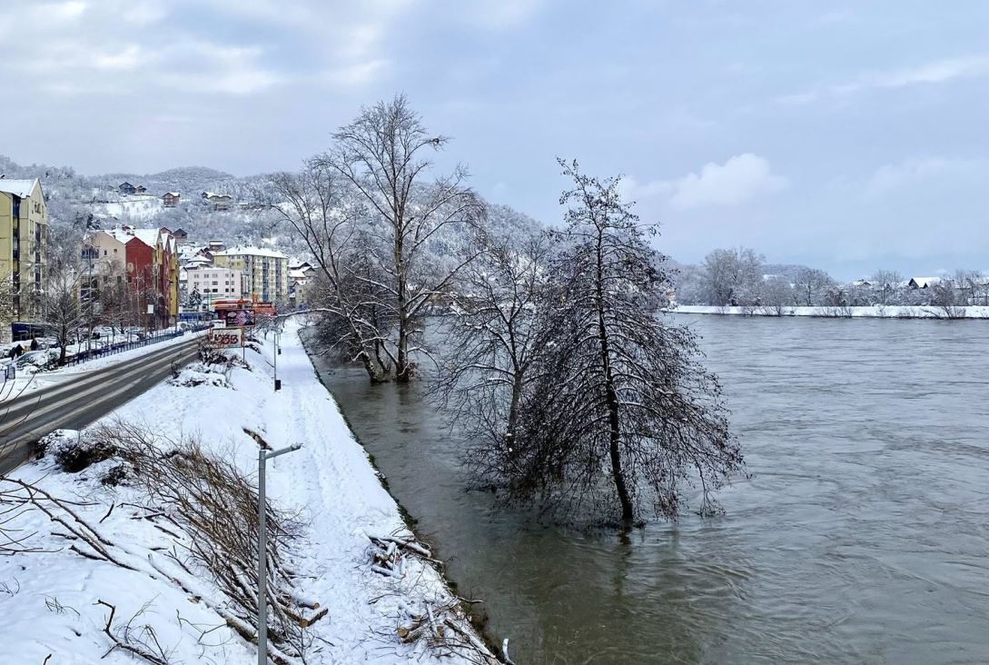 Vodostaj Drine u stagnaciji, nadležne službe prate situaciju, protok ovog jutra na hidrocentrali iznosi 2.240 kubnih metara u sekundi