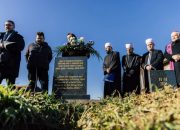 Na granici BiH i Srbije obilježeni grobovi 28 migranata: “Njihov jedini grijeh su preslabi pasoši”