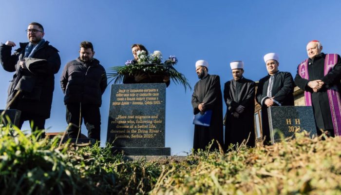 Na granici BiH i Srbije obilježeni grobovi 28 migranata: “Njihov jedini grijeh su preslabi pasoši”