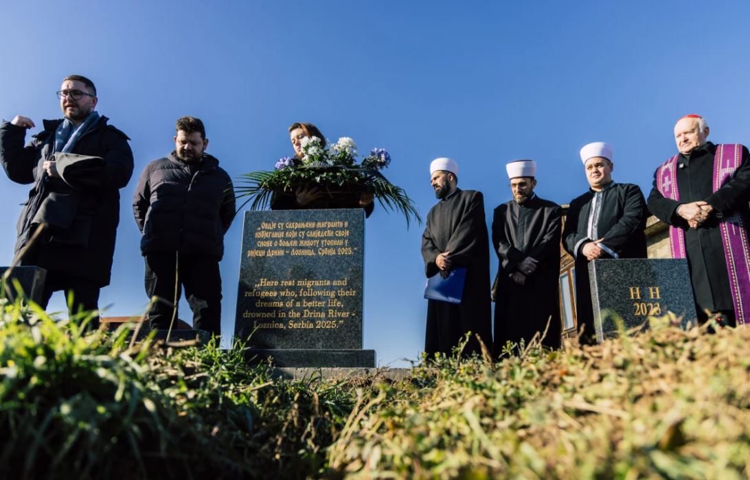 Na granici BiH i Srbije obilježeni grobovi 28 migranata: "Njihov jedini grijeh su preslabi pasoši"