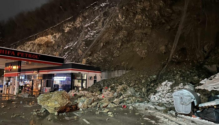 Odron pored magistralnog puta u Karakaju, ogromna materijalna šteta, srećom bez povrijeđenih lica (FOTO)