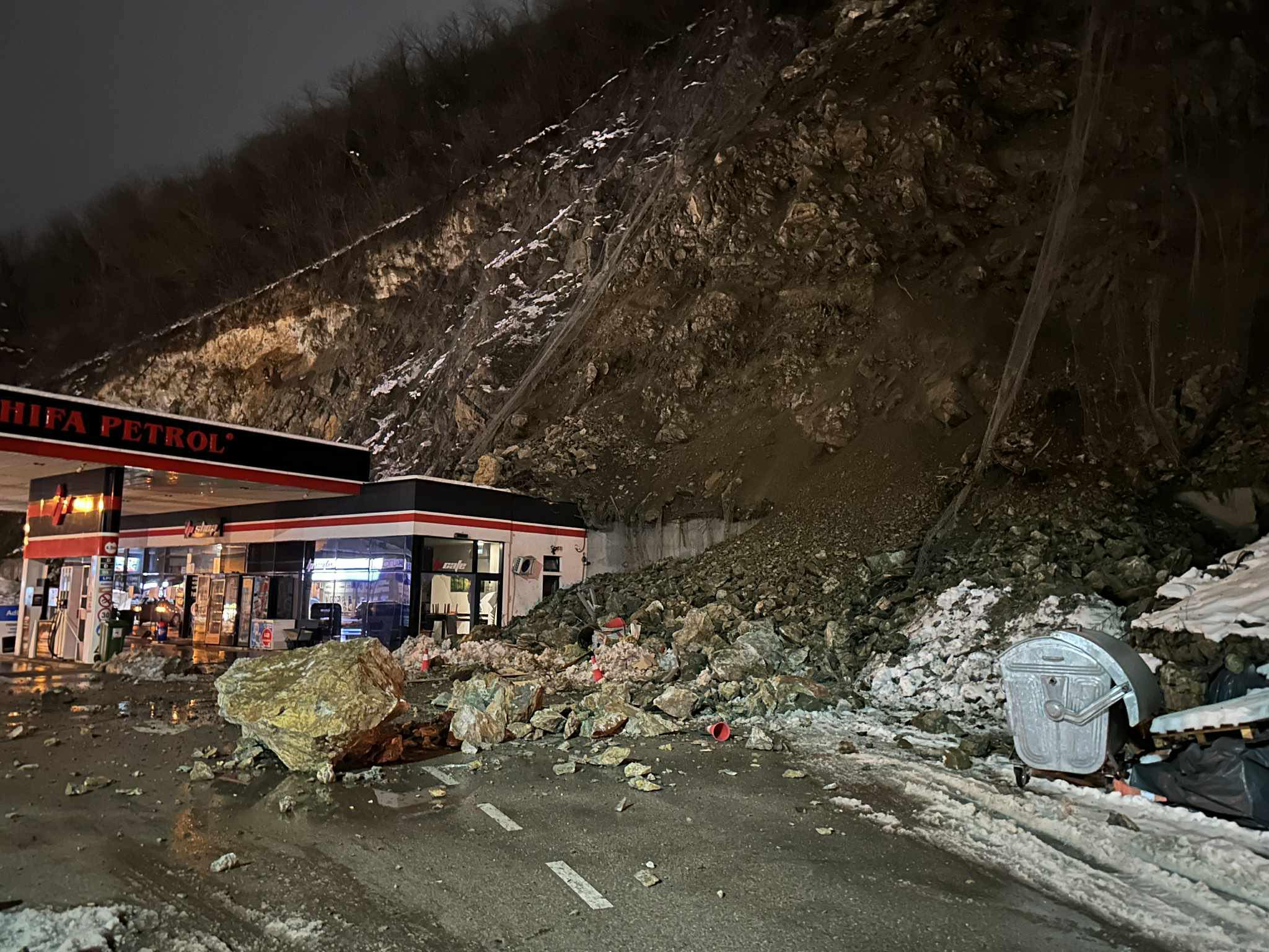Odron pored magistralnog puta u Karakaju, ogromna materijalna šteta, srećom bez povrijeđenih lica (FOTO)
