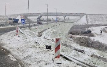 Izlijetanje vozila na brzom putu kod Loznice: Žena koja je upravljala automobilom prošla bez povreda (FOTO)