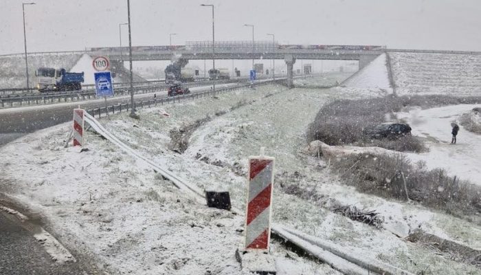 Izlijetanje vozila na brzom putu kod Loznice: Žena koja je upravljala automobilom prošla bez povreda (FOTO)