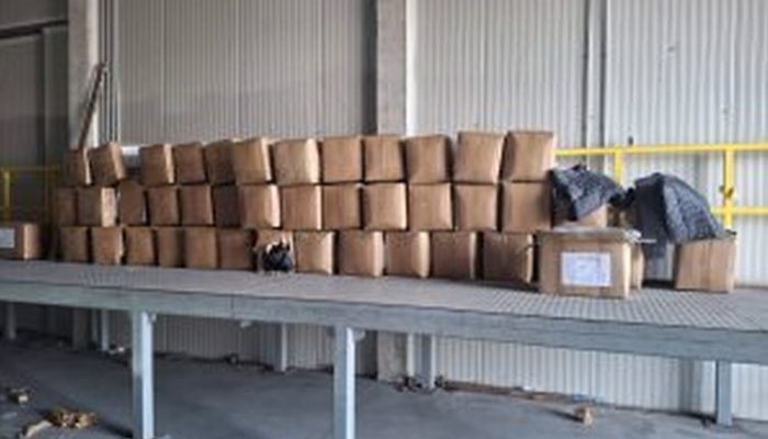 Carinici UINO BiH oduzeli više 600 komada muških jakni (FOTO)