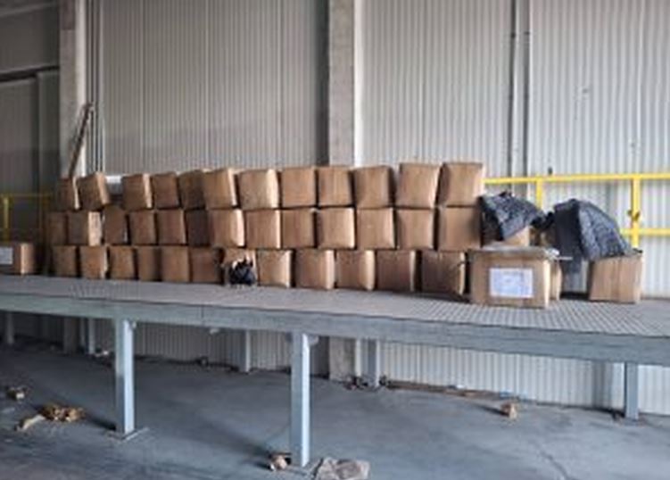 Carinici UINO BiH oduzeli više 600 komada muških jakni (FOTO)