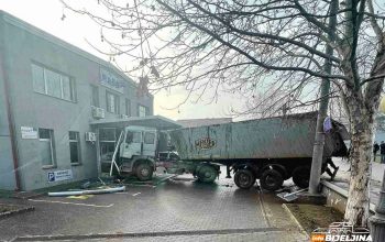 Kamion udario u zgradu preduzeća nakon izlijetanja sa magistralnog puta Zvornik-Bijeljina (FOTO)