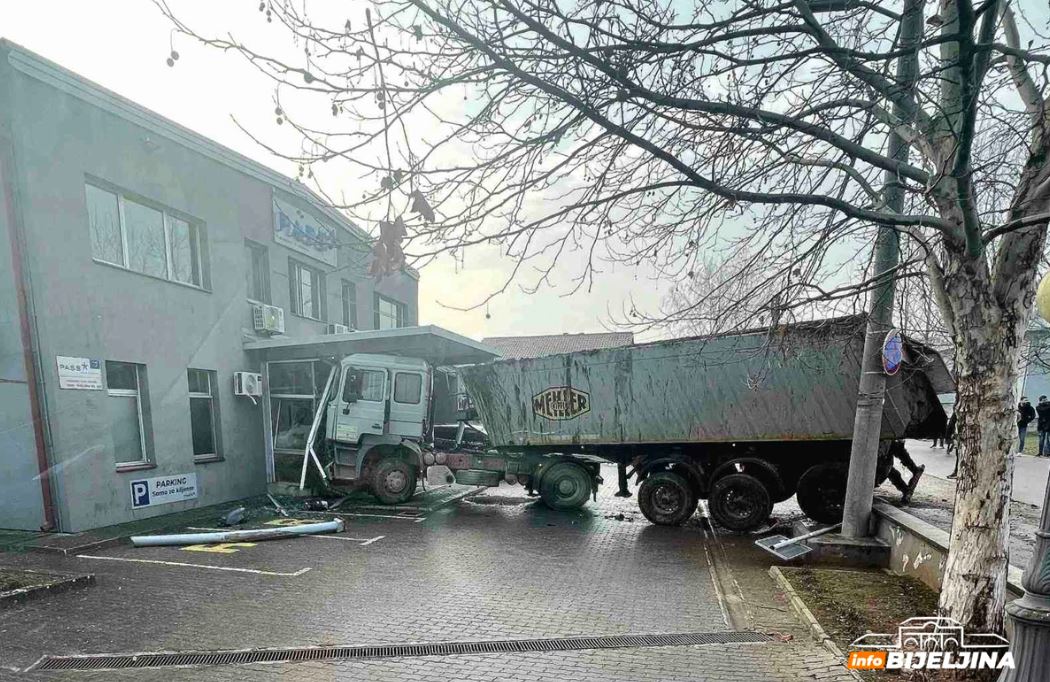 Kamion udario u zgradu preduzeća nakon izlijetanja sa magistralnog puta Zvornik-Bijeljina (FOTO)