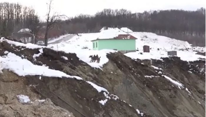 U Starom Ugljeviku klizišta gutaju kuće i puteve: “Ovo dok se ne plati životom, nema spasa” (FOTO)