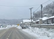 Automobil sletio s puta u kanal pored pravoslavne crkve u Karakaju (FOTO)