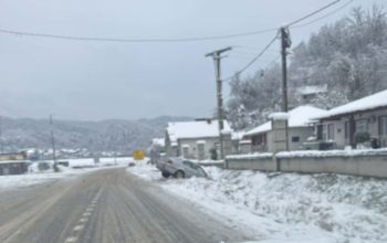 Automobil sletio s puta u kanal pored pravoslavne crkve u Karakaju (FOTO)