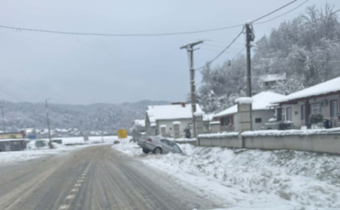 Automobil sletio s puta u kanal pored pravoslavne crkve u Karakaju (FOTO)
