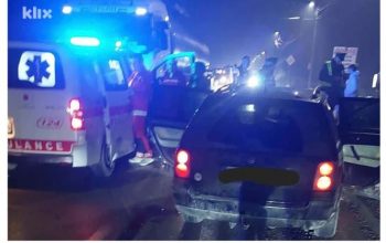 Osam osoba zadobilo povrede u saobraćajnoj nezgodi na putu između Kalesije i Živinica (FOTO)