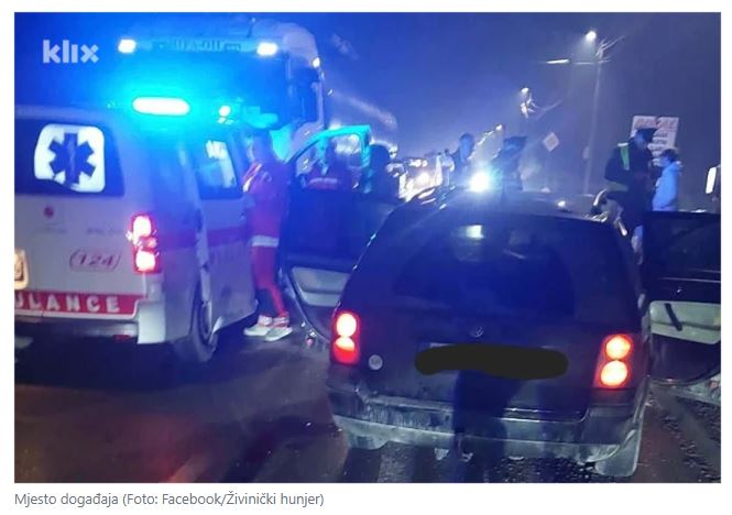 Osam osoba zadobilo povrede u saobraćajnoj nezgodi na putu između Kalesije i Živinica (FOTO)