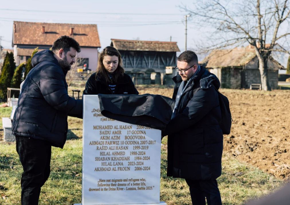 Na granici BiH i Srbije obilježeni grobovi 28 migranata: "Njihov jedini grijeh su preslabi pasoši"