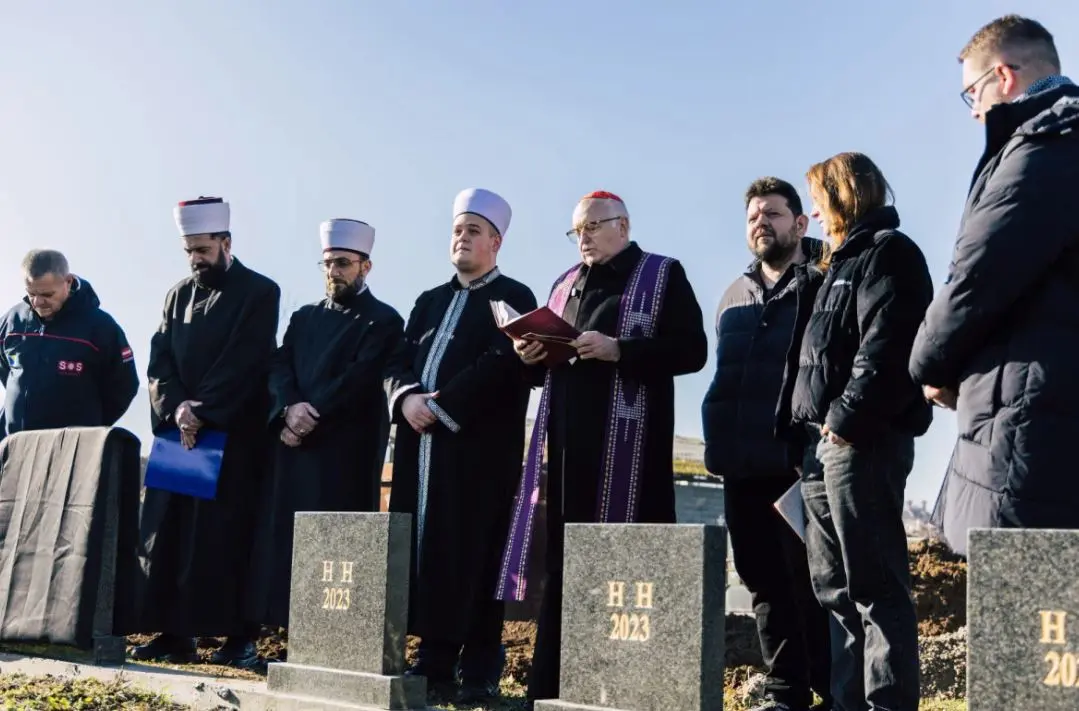 Na granici BiH i Srbije obilježeni grobovi 28 migranata: "Njihov jedini grijeh su preslabi pasoši"