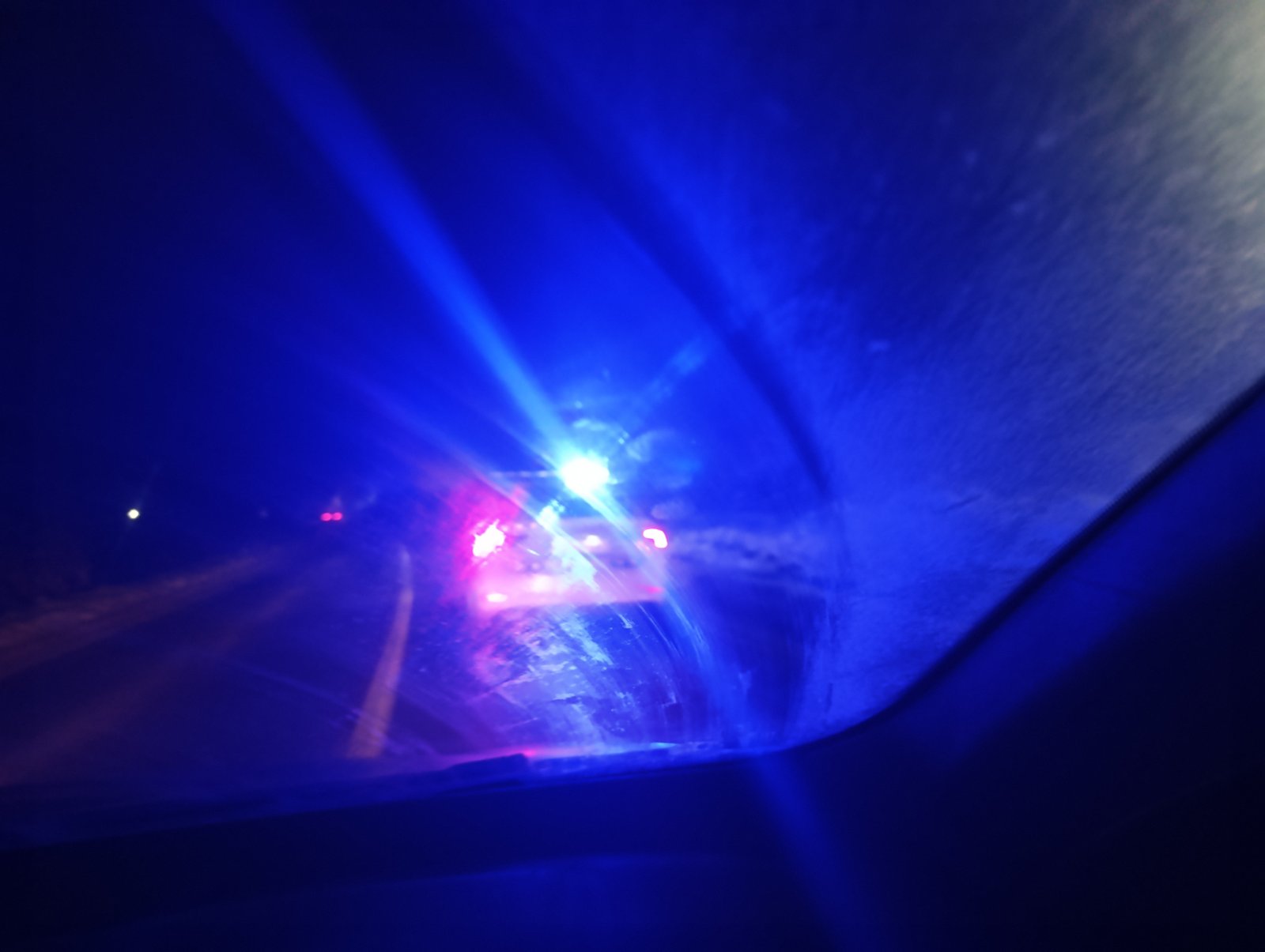 Automobil završio na krovu u kanalu pored magistralnog puta Zvornik - Tuzla u Glumini (FOTO)