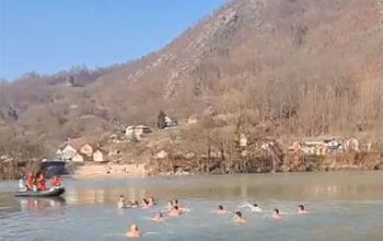 Stotine građana i brojni plivači na prvom Bogojavljenskom plivanju u Polomu (FOTO)