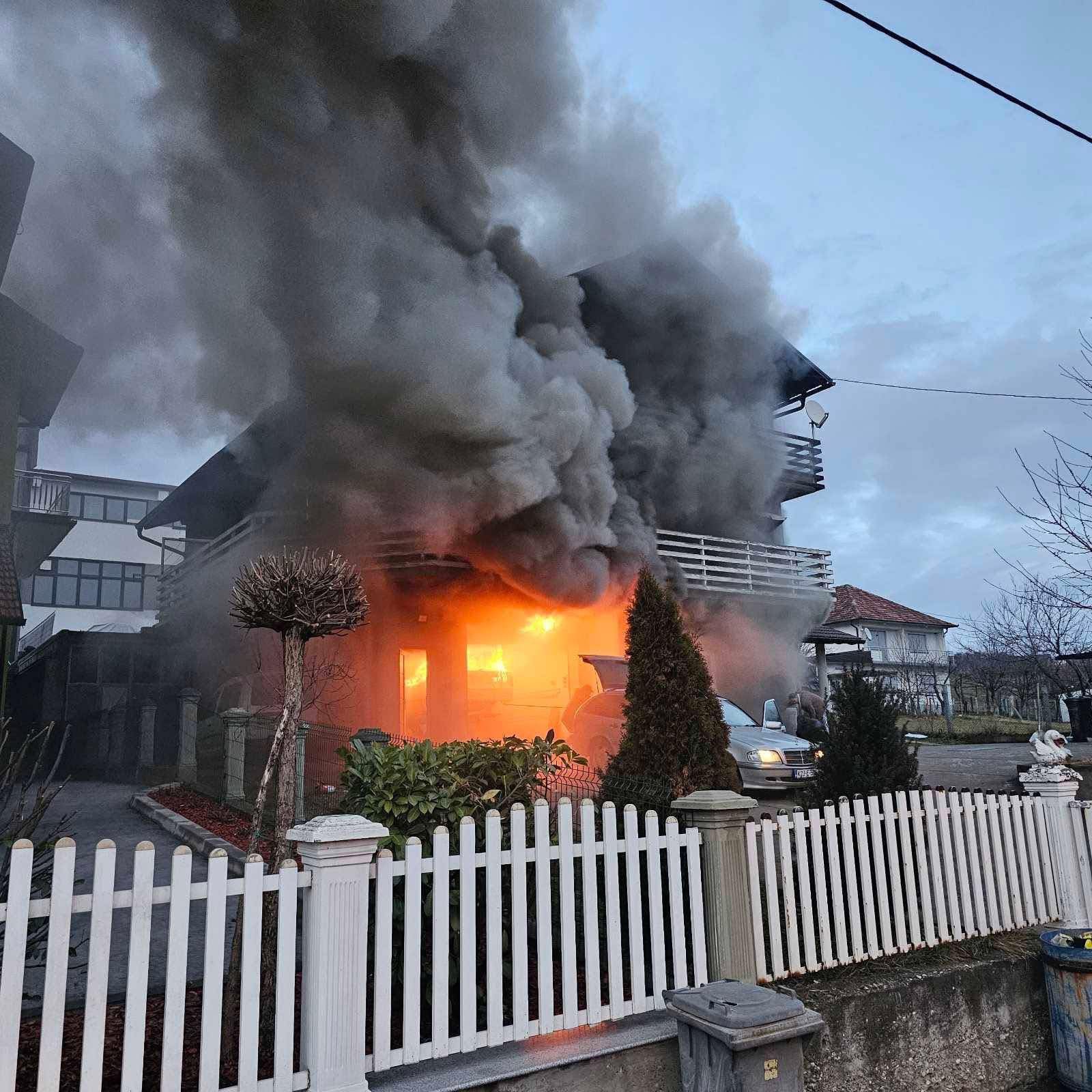 Požar zahvatio porodični dom pored magistralnog puta Zvornik - Tuzla u Raincima Gornjim (FOTO)