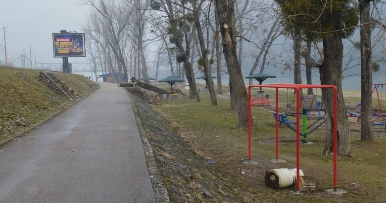 Vandalizam u Zvorniku: Oštećena javna imovina na gradskoj plaži (FOTO)