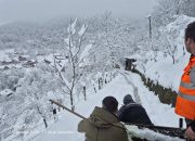 Mještani Bukovika ručno očistili snijeg s kolovoza kako bi komšiju, kojem je pozlilo, prebacili do zvorničke bolnice (FOTO)