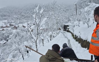 Mještani Bukovika ručno očistili snijeg sa kolovoza kako bi komšiju koji je dobio infarkt prebacili do zvorničke bolnice (FOTO)