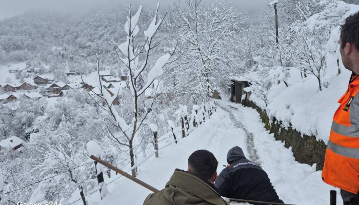 Mještani Bukovika ručno očistili snijeg s kolovoza kako bi komšiju, kojem je pozlilo, prebacili do zvorničke bolnice (FOTO)