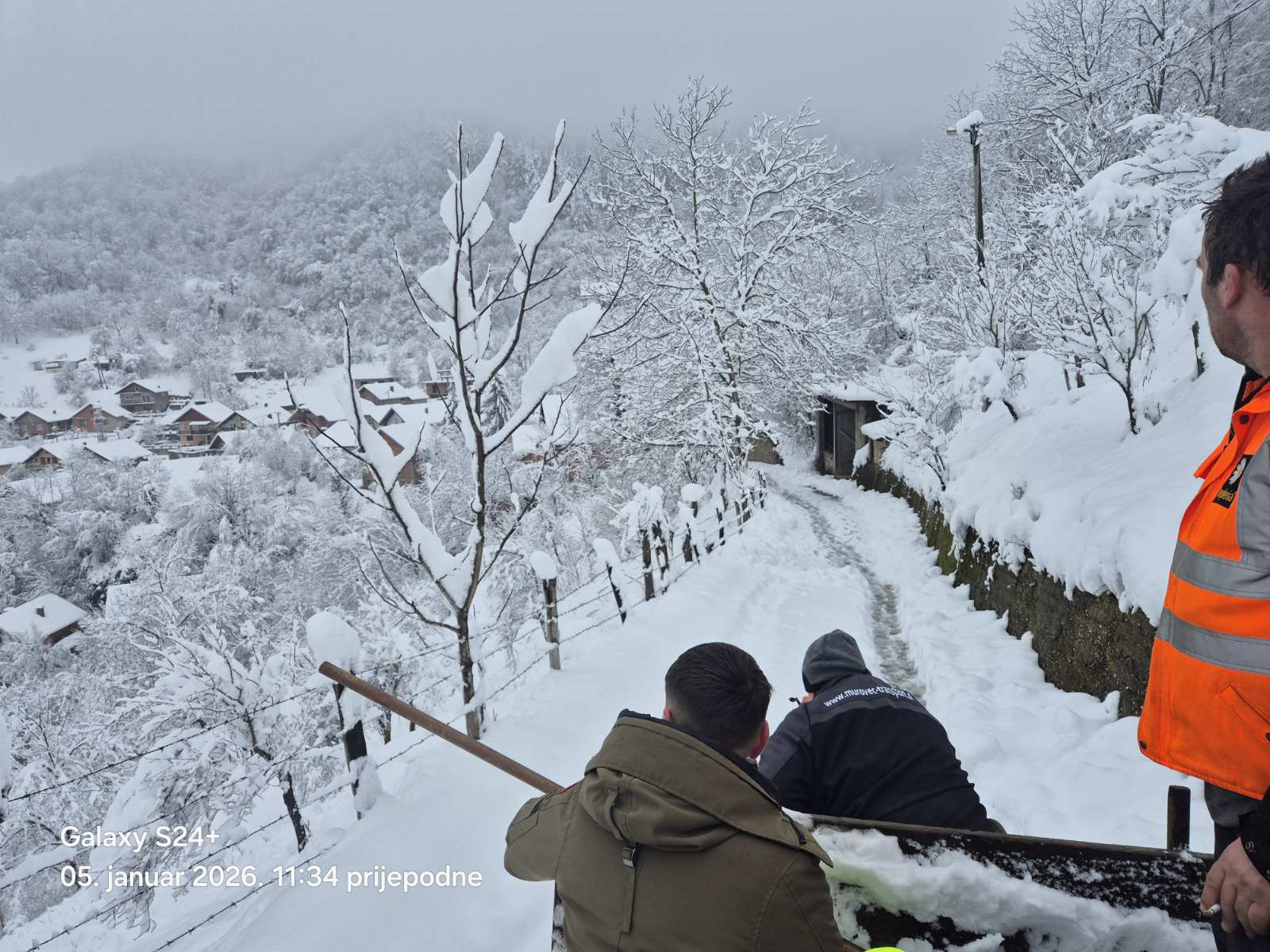 Mještani Bukovika ručno očistili snijeg sa kolovoza kako bi komšiju koji je dobio infarkt prebacili do zvorničke bolnice (FOTO)
