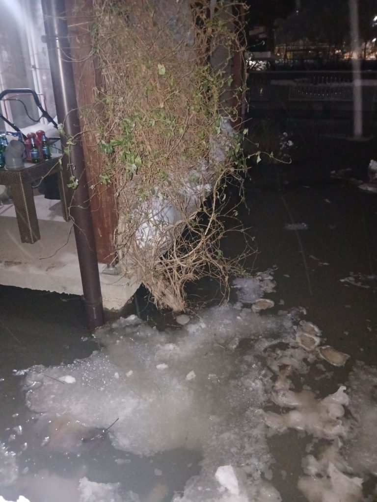 Voda ušla u dvorište kuća u naselju Terminal u Karakaju (FOTO)