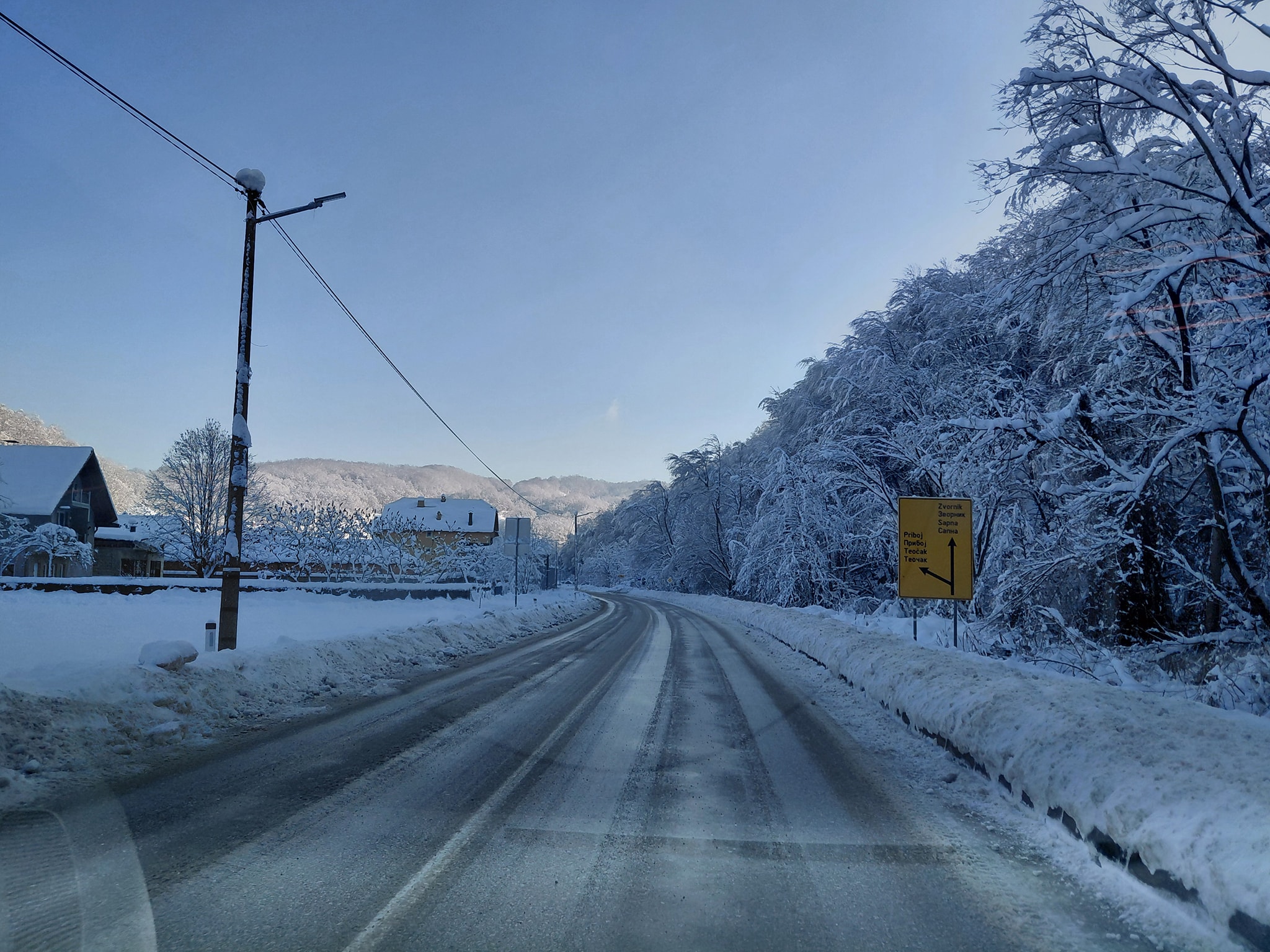 U Tuzlanskom kantonu trenutno je bez struje više od 4.700 domaćinstava, od toga je na području Kalesije 2.571 i Sapne 536 potrošača