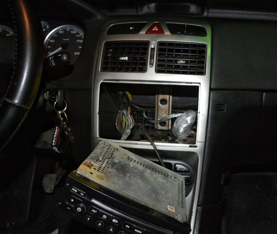 Policijska uprava Zvornik: Uhapšen državljanin Srbije kojem je u vozilu pronađena droga (FOTO)