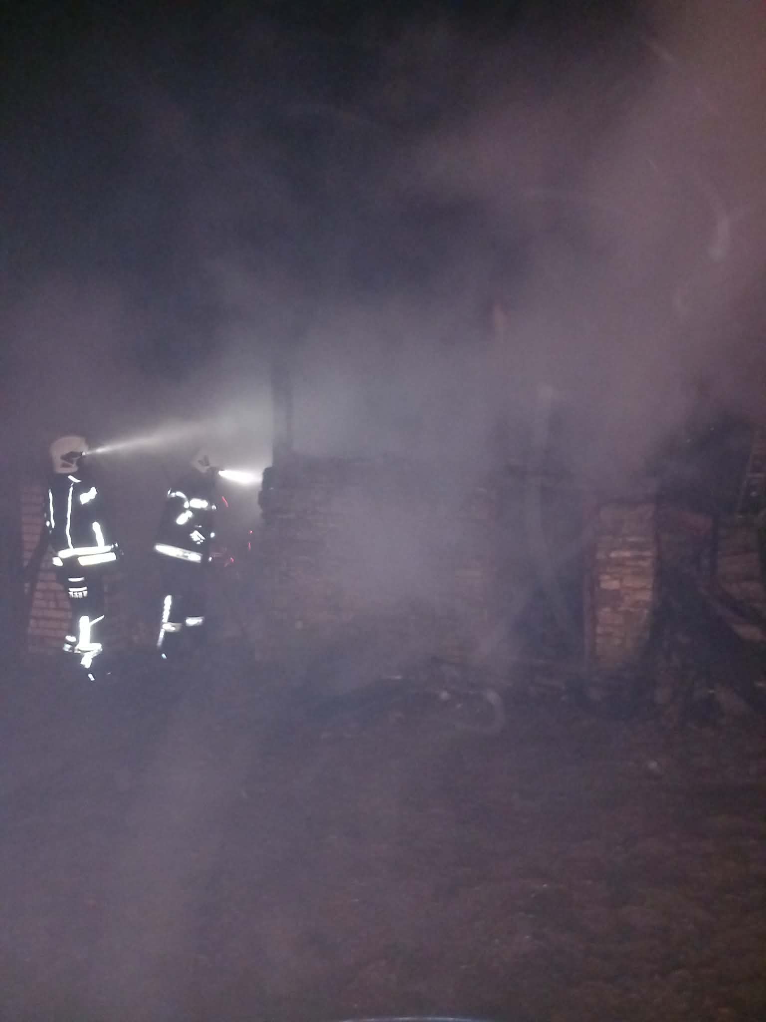 Vatra progutala pomoćni objekat u Osmacima (FOTO)