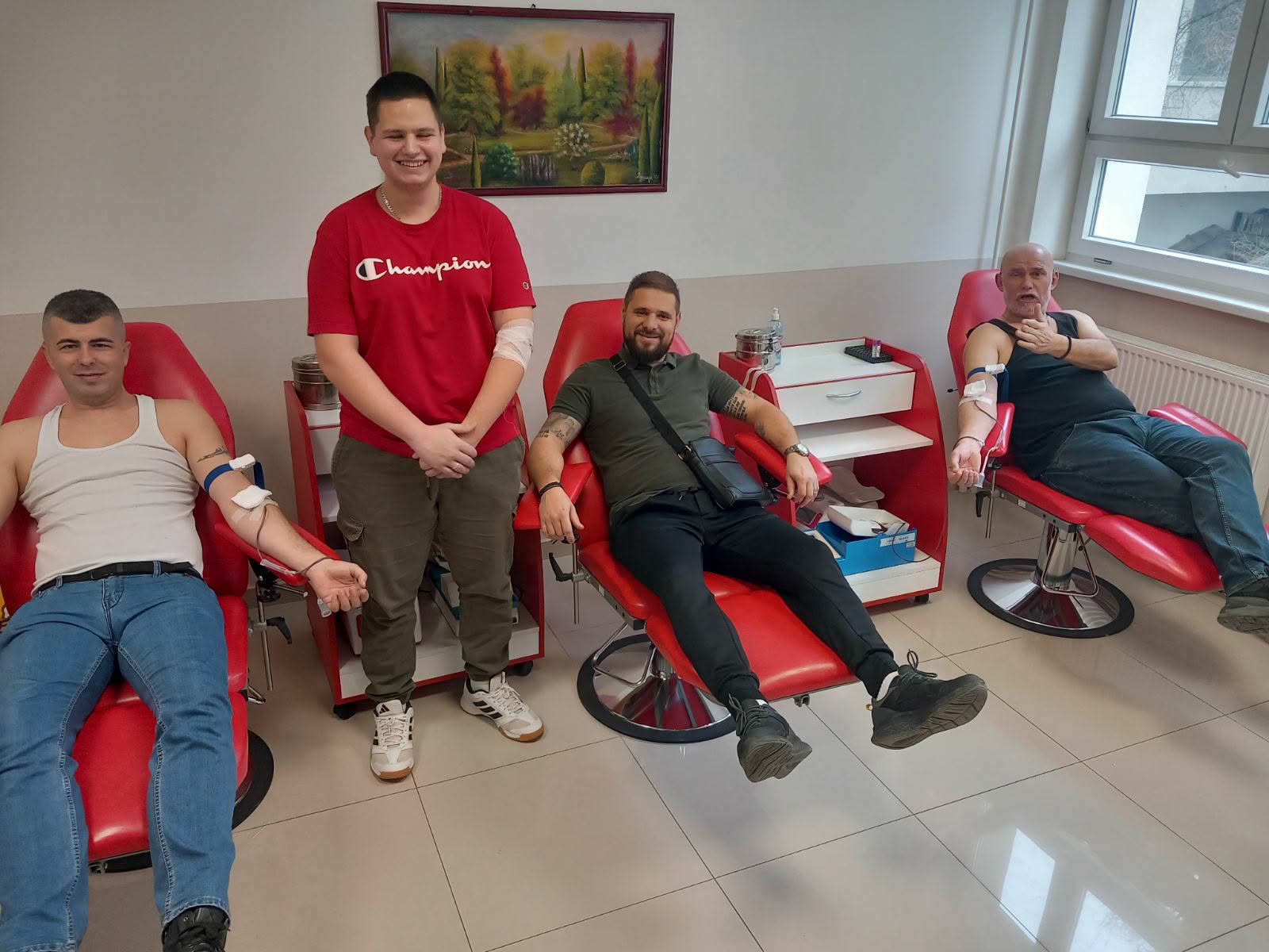 Kada oni koji spašavaju živote daruju krv – humani primjer Hitne pomoći Zvornik (FOTO)