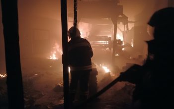 Dramatična borba vatrogasaca sa požarom u fabrici „Merkur Plast“ u Ceru (FOTO)