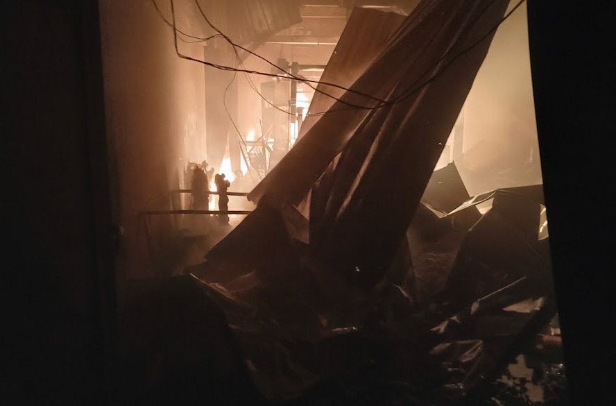 Dramatična borba vatrogasaca sa požarom u fabrici „Merkur Plast“ u Ceru (FOTO)