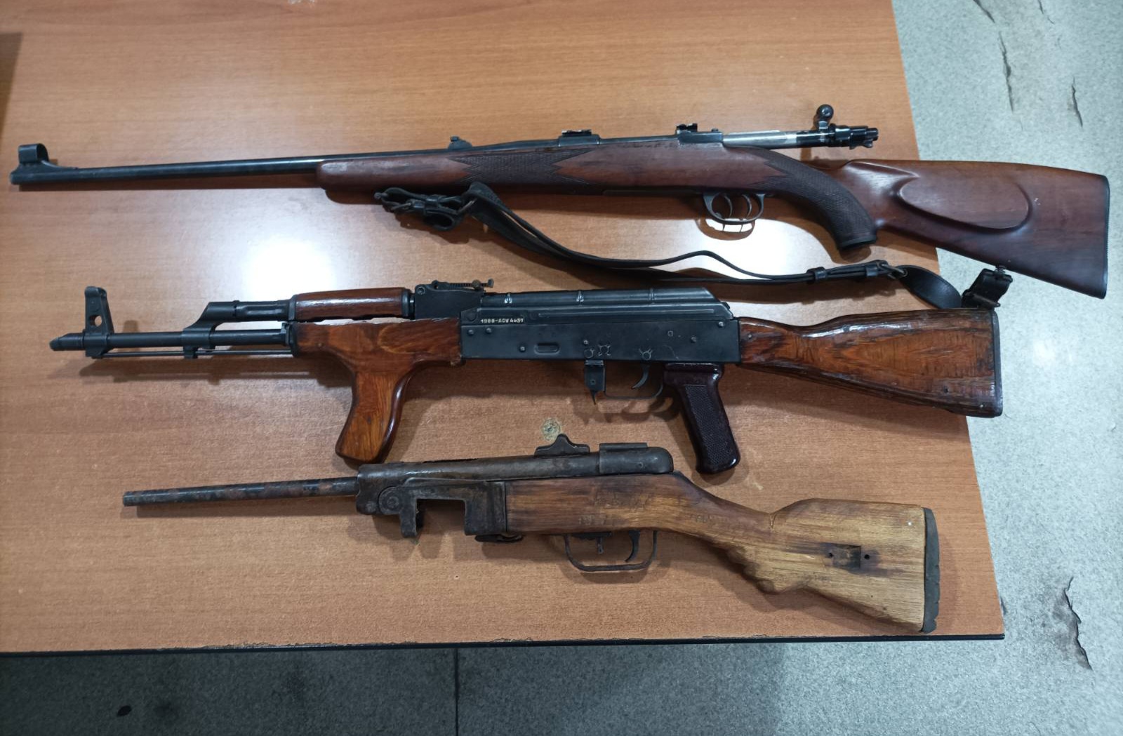 Policijska uprava Zvornik: Pretres kod osumnjičenog za nasilje u porodici rezultirao je oduzimanjem veće količine oružja i municije (FOTO)