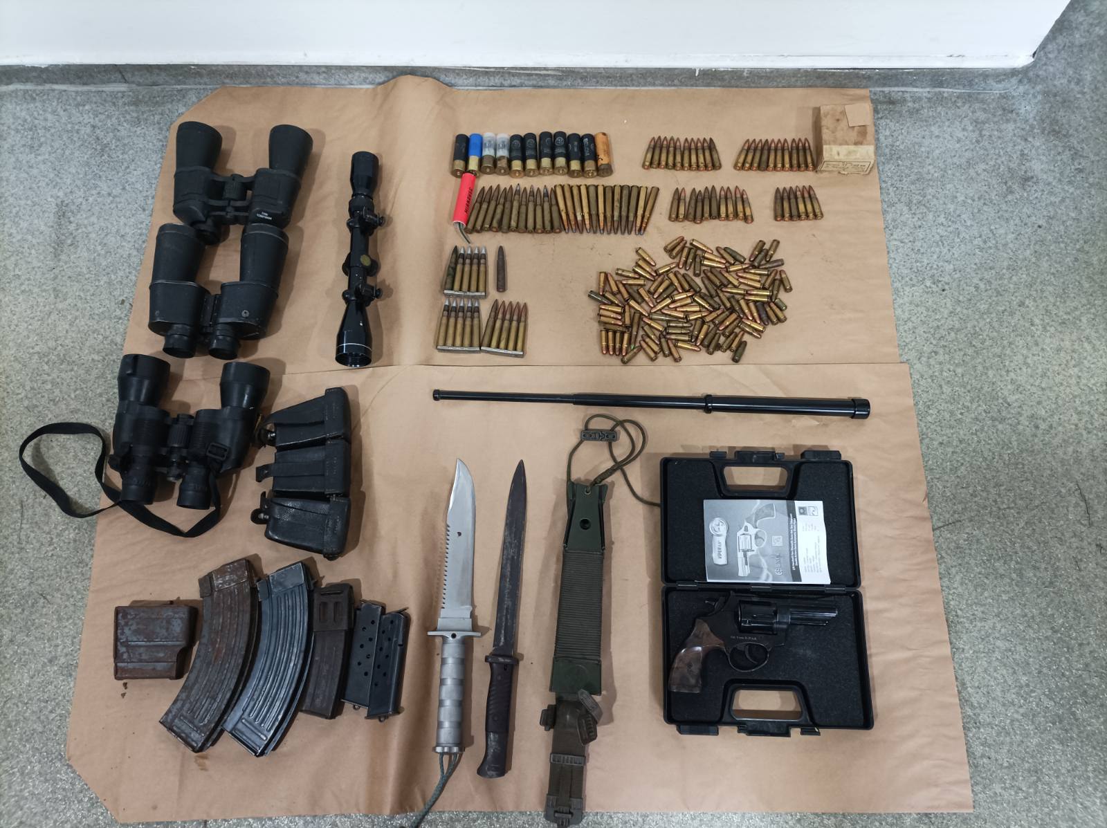 Policijska uprava Zvornik: Pretres kod osumnjičenog za nasilje u porodici rezultirao je oduzimanjem veće količine oružja i municije (FOTO)