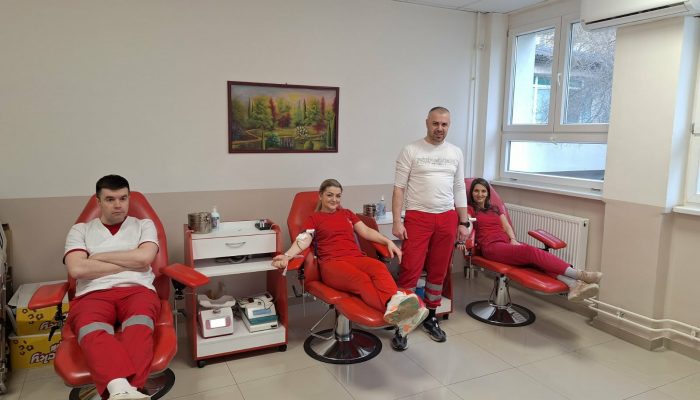 Kada oni koji spašavaju živote daruju krv – humani primjer Hitne pomoći Zvornik (FOTO)