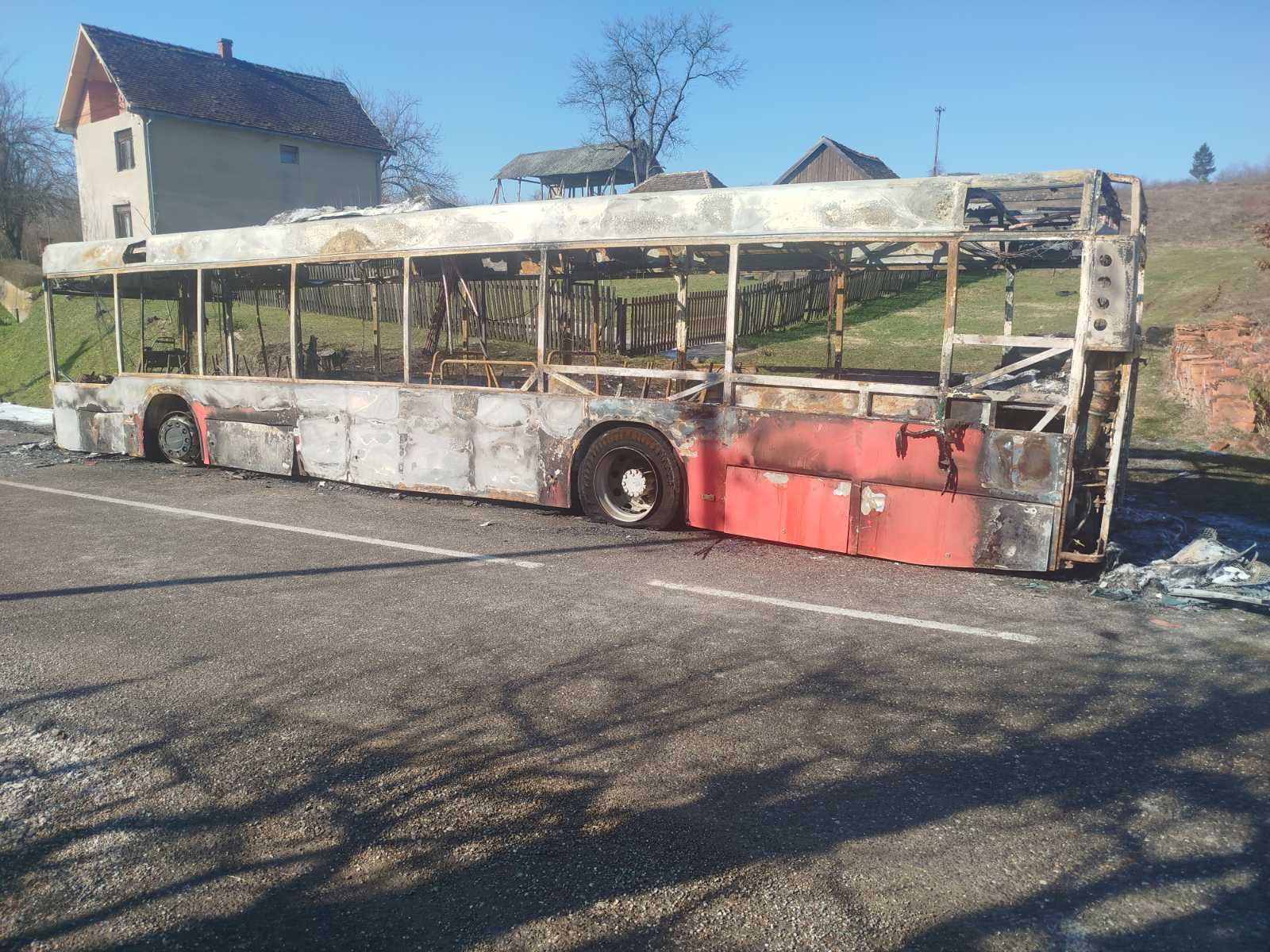 Autobus izgorio u potpunosti u okolini Loznice (FOTO)
