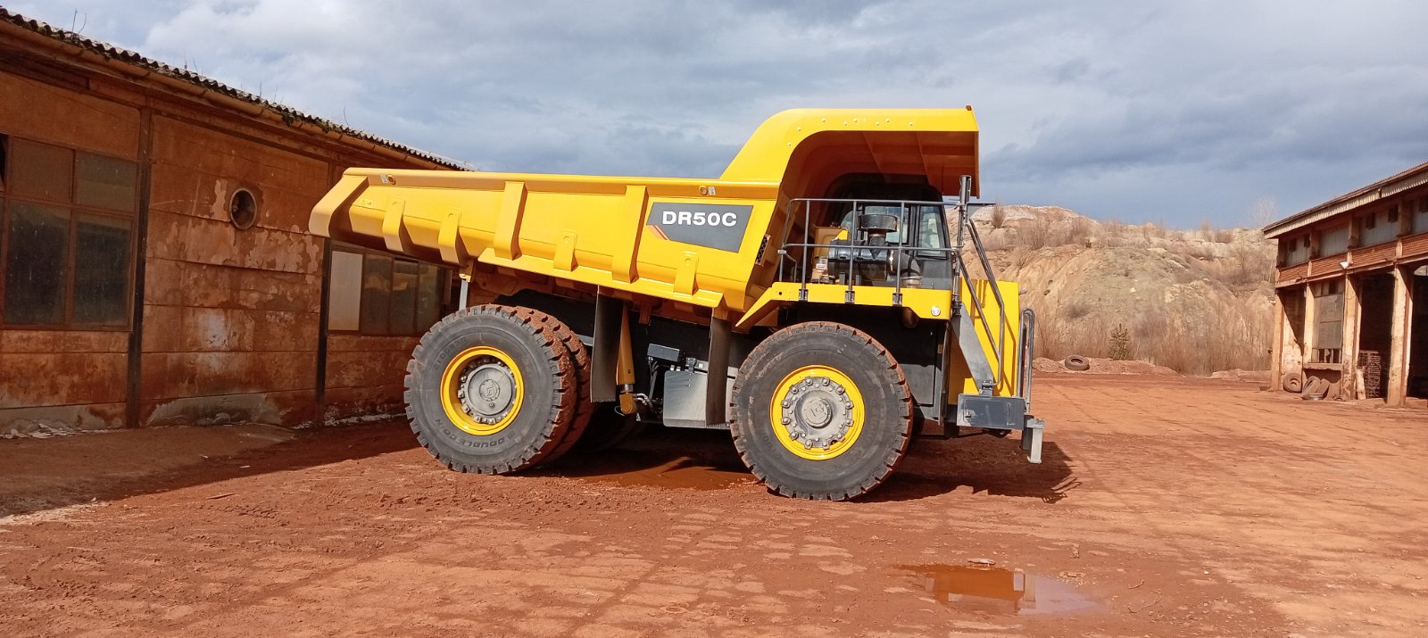 Pet potpuno novih dampera stiže u Miliće i kompaniju ''Boksit'' (FOTO)