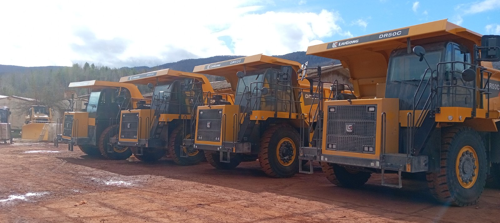 Pet potpuno novih dampera stiže u Miliće i kompaniju ''Boksit'' (FOTO)